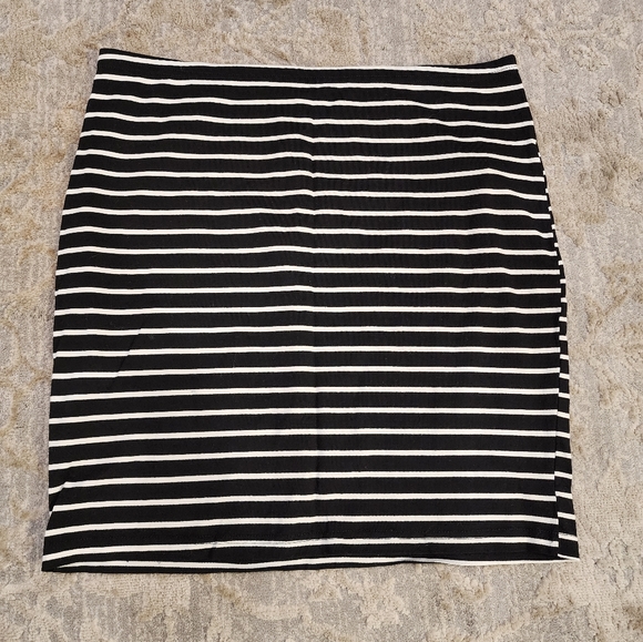 Black & White Stripe Shein Curve Skirt Size 1X - Picture 1 of 2